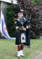 Dudelsackspieler Jörg Bernkopf solo als Fußballteam-Maskottchen